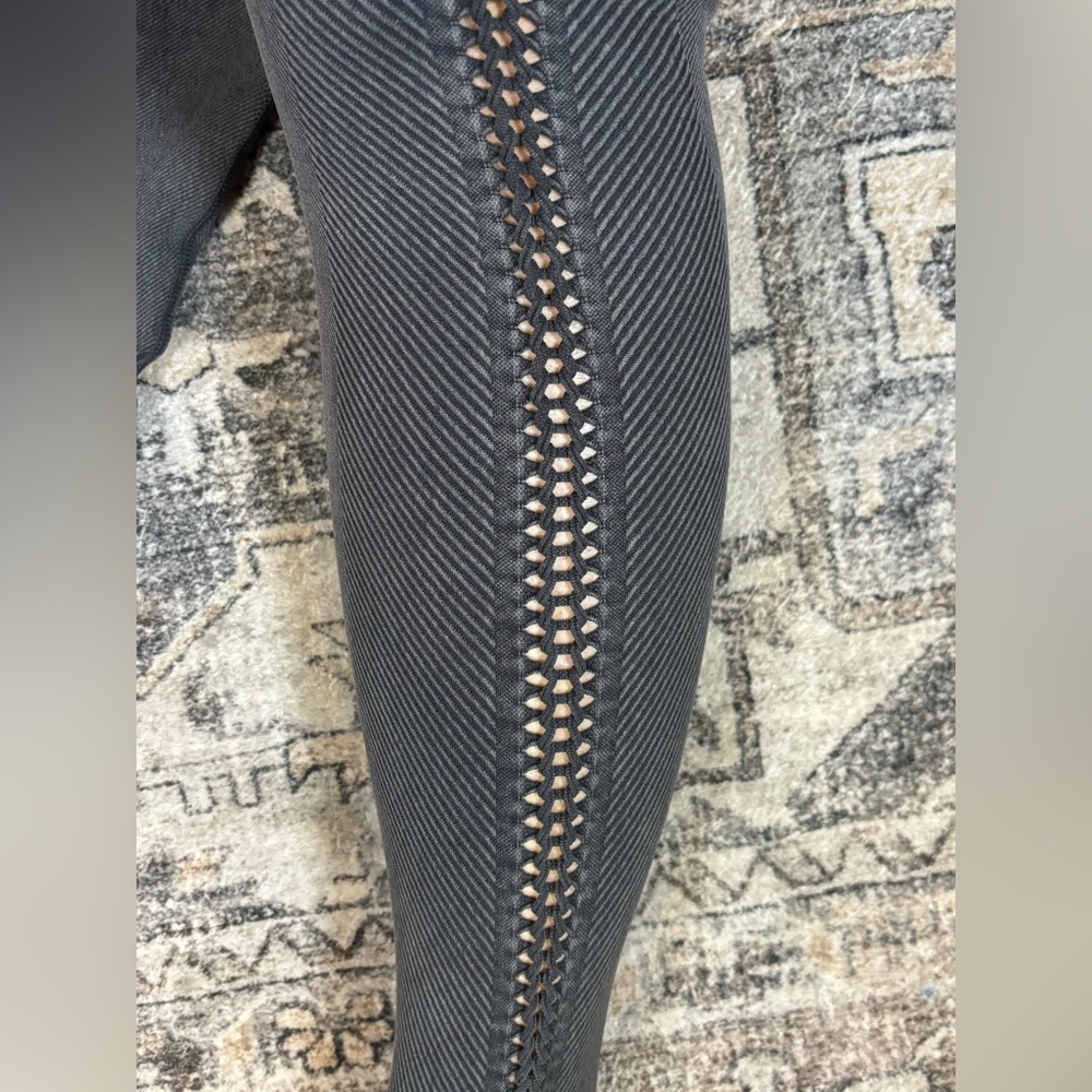 Arie Offline Women’s Gray High Rise 7/8‎ Legging w/ Braid Detail Size Medium - Picture 2 of 3